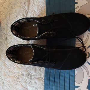 Tom's Size 9 Lace Up Booties